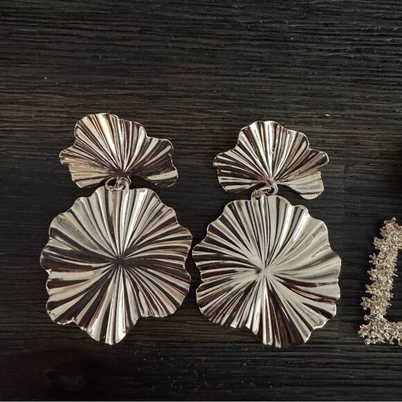 2 Pairs of Gold-Toned Statement Earrings - Picture 2 of 4